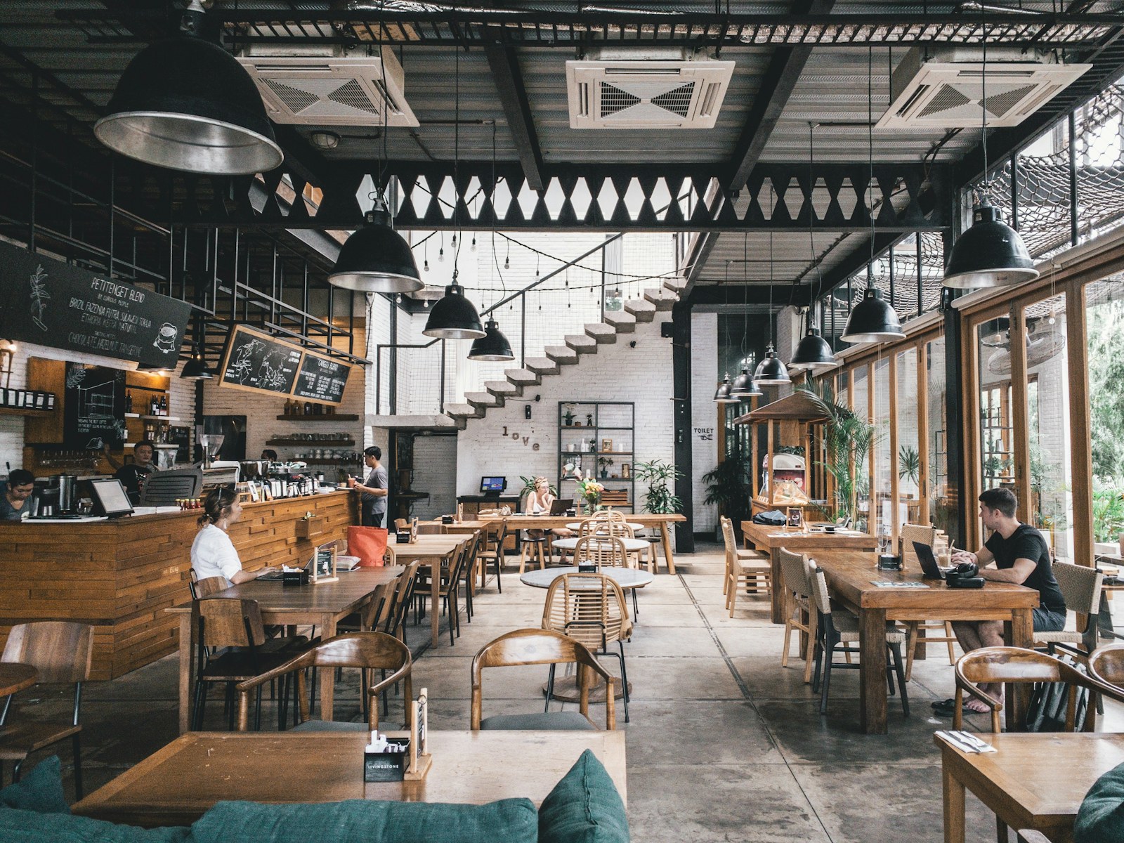 实体门店用餐洽谈场景